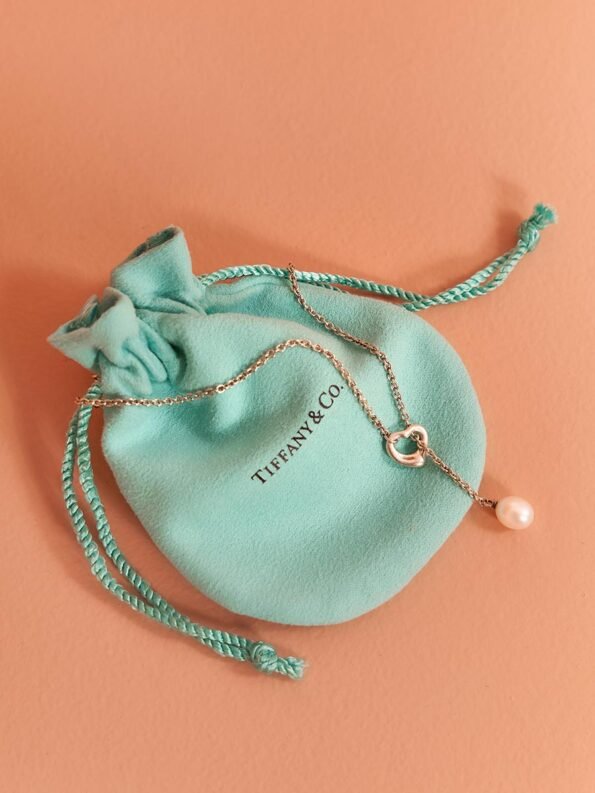 Colar Tiffany & Co Open Heart com pérola, em prata, original. Ótimo estado de conservação. Acompanha saco original e caixa. Tamanho Único.